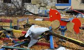 A schoolyard in the Donetsk region on 4 November 2022. (© picture alliance/ASSOCIATED PRESS/Andriy Andriyenko)