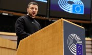 Zelensky during his speech to the EU Parliament, before attending the EU summit. (© picture alliance / ASSOCIATED PRESS / Olivier Matthys )