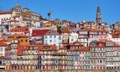 Porto's old town area. (© picture-alliance/Shotshop / elxeneize)