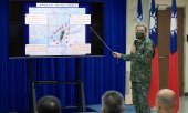 Taiwanese Lieutenant General Yen Yu-Hsien explains the Chinese drills at the Ministry of Defence in Taipei on 12 April. (© picture alliance / ASSOCIATED PRESS / Uncredited)