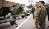Ukrainian President Volodymyr Zelensky inspecting military equipment on 30 April. (© picture-alliance / ZUMAPRESS.com / Pool /Ukrainian Presidentia)