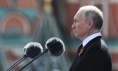 There has been no official explanation for the absence of battle tanks and aircraft at the parade or for Putin's address. (© picture alliance/ASSOCIATED PRESS/Gavriil Grigorov)