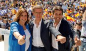 PP leader Alberto Núnez Feijóo (centre) between the future president of the Valencian government Carlós Mazón and the new Mayor of Valencia María José Catalá.