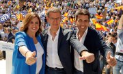 PP leader Alberto Núnez Feijóo (centre) between the future president of the Valencian government Carlós Mazón and the new Mayor of Valencia María José Catalá.