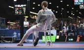 Fencer Anna Smirnova awaiting a handshake. (© picture alliance / ASSOCIATED PRESS / Tibor Illyes)