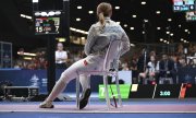 Fencer Anna Smirnova awaiting a handshake. (© picture alliance / ASSOCIATED PRESS / Tibor Illyes)