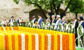On the last day of the summit participants paid their respects at the memorial to Indian freedom fighter Mahatma Gandhi. (© picture alliance/empics/Sean Kilpatrick)