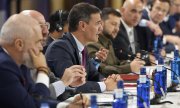 EU Council President Pedro Sánchez flanked by leaders at the Summit. (© picture alliance/KEYSTONE / PETER KLAUNZER)