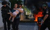 Civilians in Ashkelon being evacuated on 7 October. As of 9 October there were at least 700 dead civilians and soldiers on the Israeli side and more than 400 on the Palestinian side. (© picture alliance / ASSOCIATED PRESS / Tsafrir Abayov)