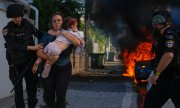 Civilians in Ashkelon being evacuated on 7 October. As of 9 October there were at least 700 dead civilians and soldiers on the Israeli side and more than 400 on the Palestinian side. (© picture alliance / ASSOCIATED PRESS / Tsafrir Abayov)