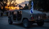 Israeli soldiers on a road in the Negev desert near Be'eri, Israel, 11 October 2023 (© picture alliance / EPA / MARTIN DIVISEK)