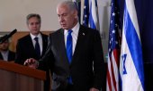 Israeli Prime Minister Benjamin Netanyahu and US Secretary of State Antony Blinken (behind) at the Israeli Ministry of Defence on 12 October. (© picture alliance / ASSOCIATED PRESS / Jacquelyn Martin)