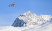 A private jet approaching St. Moritz. (© picture-alliance/dpa/Robert Michael)