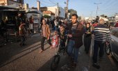 Residents of Khan Junis after the ceasefire came into force on 24 November. (© picture alliance / Anadolu / Mustafa Hassona)