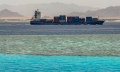 A cargo ship in the Red Sea in the Straits of Tiran near Sharm El Sheikh, Egypt. (© picture alliance / abaca / Geyres Christophe)