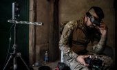 A Ukrainian soldier stationed near Zaporizhzhia on 26 October 2023. (© picture-alliance/EPA / OLEG PETRASYUK)