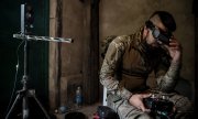 A Ukrainian soldier stationed near Zaporizhzhia on 26 October 2023. (© picture-alliance/EPA / OLEG PETRASYUK)