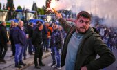 Farmers gathered in front of the Hellenic Parliament building in Athens on Tuesday for one of the largest demonstrations in Greece in recent years. (© picture alliance/ASSOCIATED PRESS / Thanassis Stavrakis)