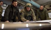 Archive image of Zelensky and Syrsky taken in November 2023. (© picture alliance / ZUMAPRESS.com / Pool /Ukrainian Presidentia)