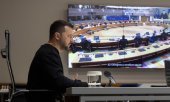 According to Ukrainian President Zelensky, pictured here during the video link with Brussels on 21 March, Kyiv urgently needs the 200 billion euros in frozen assets. The interest from this sum amounts to 3 billion euros annually. (© picture alliance / abaca / ABACA)