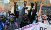 Crowds celebrate the decision outside the Congress building in Madrid on 9 April. (© picture alliance / Sipa USA / SOPA Images)
