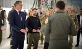 Volodymyr Zelensky and Belgian Prime Minister Alexander De Croo pictured during the handover of fighter jets. (© picture alliance / ZUMAPRESS.com/Pool/Ukrainian Presidential Office)