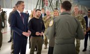 Volodymyr Zelensky and Belgian Prime Minister Alexander De Croo pictured during the handover of fighter jets. (© picture alliance / ZUMAPRESS.com/Pool/Ukrainian Presidential Office)
