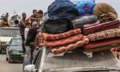 People fleeing Rafah, where a tent camp was set on fire on the weekend amid Israeli attacks. According to Israel the fire may have broken out when a cache of weapons exploded. (© picture-alliance/Anadolu / Ali Jadallah)
