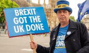 A pro-EU activist in front of the Houses of Parliament in London on 12 June. (© picture alliance / Sipa USA / SOPA Images)