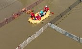 Rescue workers evacuate residents in the Czech city of Ostrava on Sunday, 15 September. (© picture alliance / CTK / Petr Sznapka)