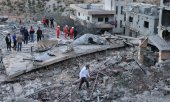 Lebanese rescue workers search through the wreckage of a damaged building in Nabatäa on 27 September. (© picture alliance / Anadolu / Ramiz Dallah)