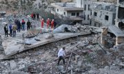 Lebanese rescue workers search through the wreckage of a damaged building in Nabatäa on 27 September. (© picture alliance / Anadolu / Ramiz Dallah)