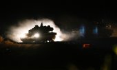 Israeli tanks in northern Israel near the border with Lebanon. (© picture-alliance/ASSOCIATED PRESS/Baz Ratner)