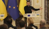 President Zelensky at a press conference in Kyiv on 1 December. (© picture alliance / ASSOCIATED PRESS Evgeniy Maloletka)
