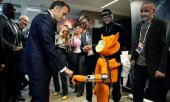 More than 60 states voted for the ethical and sustainable development of AI – albeit without the US. (© picture alliance / ASSOCIATED PRESS / Aurelien Morissard)