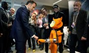 More than 60 states voted for the ethical and sustainable development of AI – albeit without the US. (© picture alliance / ASSOCIATED PRESS / Aurelien Morissard)