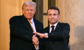 Donald Trump and Emmanuel Macron on 7 November 2024 in Paris. (© picture-alliance/dpa/MAXPPP / Julien Mattia / Le Pictorium)