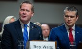 National Security Adviser Mike Waltz (left, with Defence Secretary Hegseth) has accepted "full responsibility" for the security breach. (© picture-alliance/Consolidated News Photos / Annabelle Gordon)