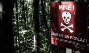 Mine warning sign near Srebrenica, Bosnia. (© picture-alliance/Juergen Feichter / EXPA / picturedesk.com)