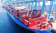 Container ship in Qingdao Port (© picture-alliance/CFOTO)