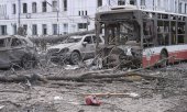 Devastation in Sumy's city centre after it was hit by two Iskander missiles. One of them was equipped with cluster munitions, the use of which is prohibited in populated areas under international humanitarian law. (© picture alliance / Associated Press / Volodymyr Hordiienko)