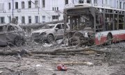 Devastation in Sumy's city centre after it was hit by two Iskander missiles. One of them was equipped with cluster munitions, the use of which is prohibited in populated areas under international humanitarian law. (© picture alliance / Associated Press / Volodymyr Hordiienko)