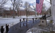 Monument to founder John Harvard on the campus of Harvard University. Photo taken in February 2025 (© picture alliance / Associated Press / Charles Krupa)