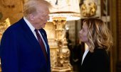 Georgia Meloni with Donald Trump at his Mar-a-Lago estate in Florida two weeks before his inauguration. (© picture alliance / ANSA Chigi Palace Press Office/ Filip)