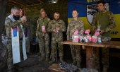 Ukrainian soldiers at an Easter church service. (© picture alliance / ASSOCIATED PRESS / Mykola Oliinyk)
