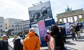 Berlin's Pariser Platz in May 2025. An exhibition commemorates the end of the war 80 years ago. (© picture alliance / Rainer Keuenhof)